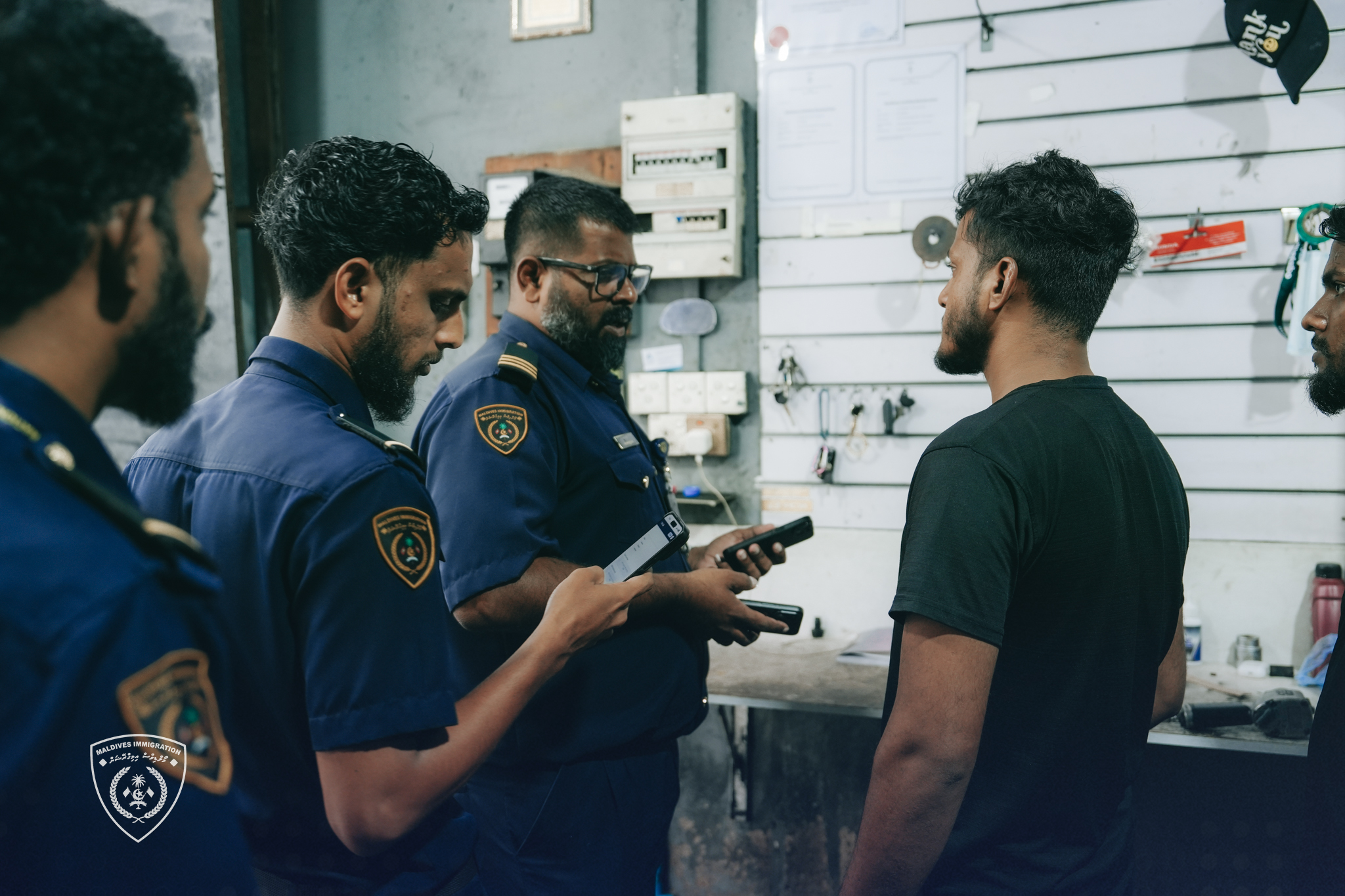 ގަވައިދާ ހިލާފަށް ގަރާޖެއް ހިންގަމުން ދިޔަ ދެ ބިދޭސީން އަތުލައިގެންފި