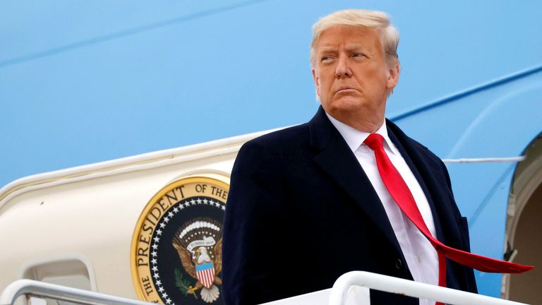 ޓްރަމްޕާއި ދެކޮޅަށް ހަރުކަށި ފިޔަވަޅު އެޅުމަށް ގިނަބަޔަކު ގޮވާލައިފި