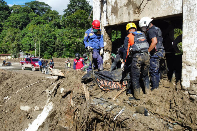 Rescuers recover body of a flood victim in Padang Panjang, West Sumatra, on Dec. 1, 2025, after severe floods displaced nearly 291,000 people across three Indonesian provinces.
