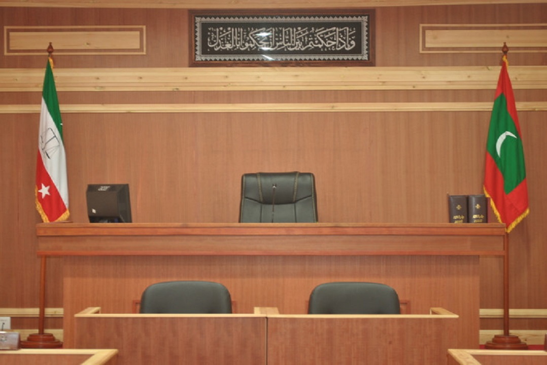 ކޯޓު މާސްޓަރ ގަޔަށް ކުޅުޖެހިމީހާ ކޯޓުގެ ޙުރުމަތް ކަނޑައިގެން އަނެއްކާވެސް ޖަލަށް