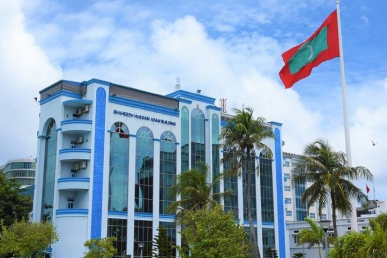 ދަރިވަރަކަށް ބަދުއަޚުލާޤީ ވީޑިއޯ ދެއްކި ޓީޗަރަށް އަނިޔާކުރި މީހަކު ހައްޔަރުކޮށްފި