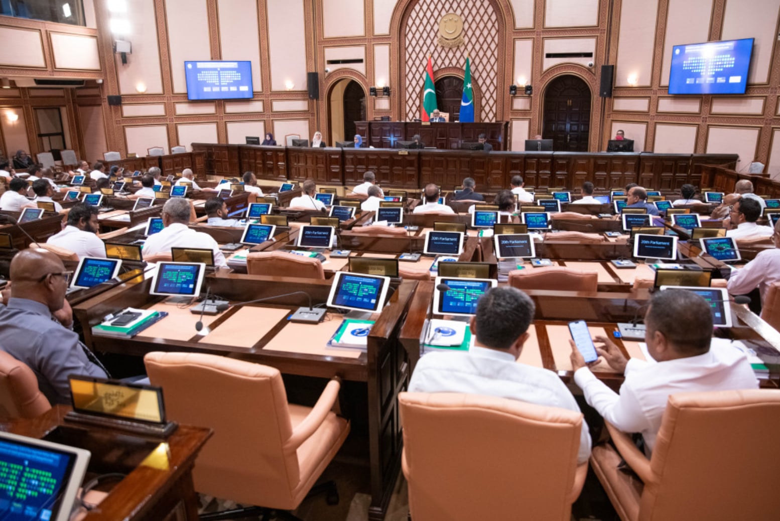 މަޖިލީހުގެ ތަޅުމުން ކަރަންޓު ކެނޑި ޖަލްސާ މެދުކަނޑާލައިފި