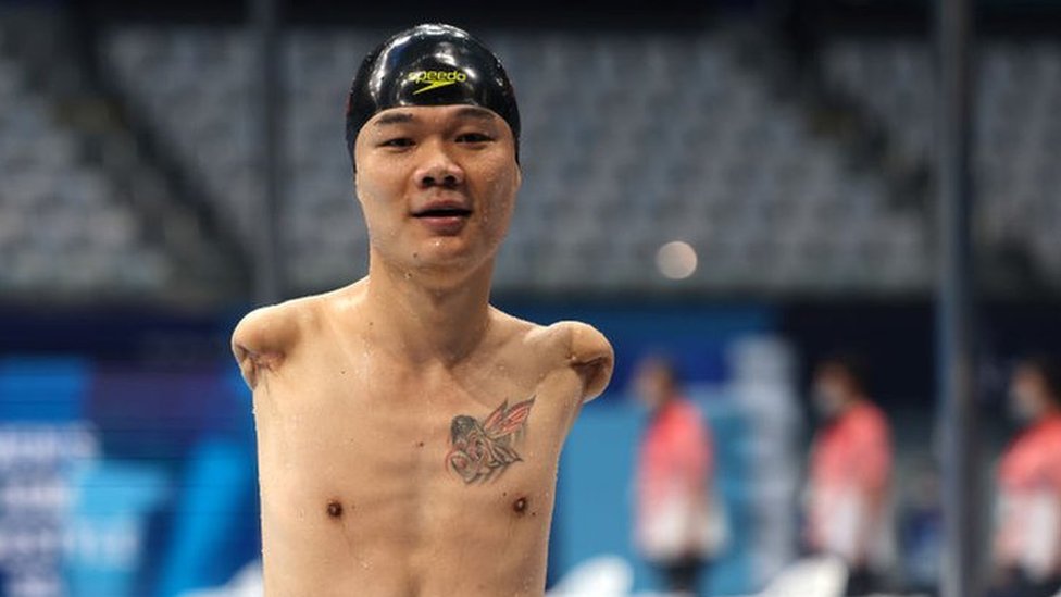 ދެއަތް ނެތް ފެތުންތެރިޔާގެ ހުނަރުން މުޅި ދުނިޔެ އާޝޯހު ކޮށްލައިފި