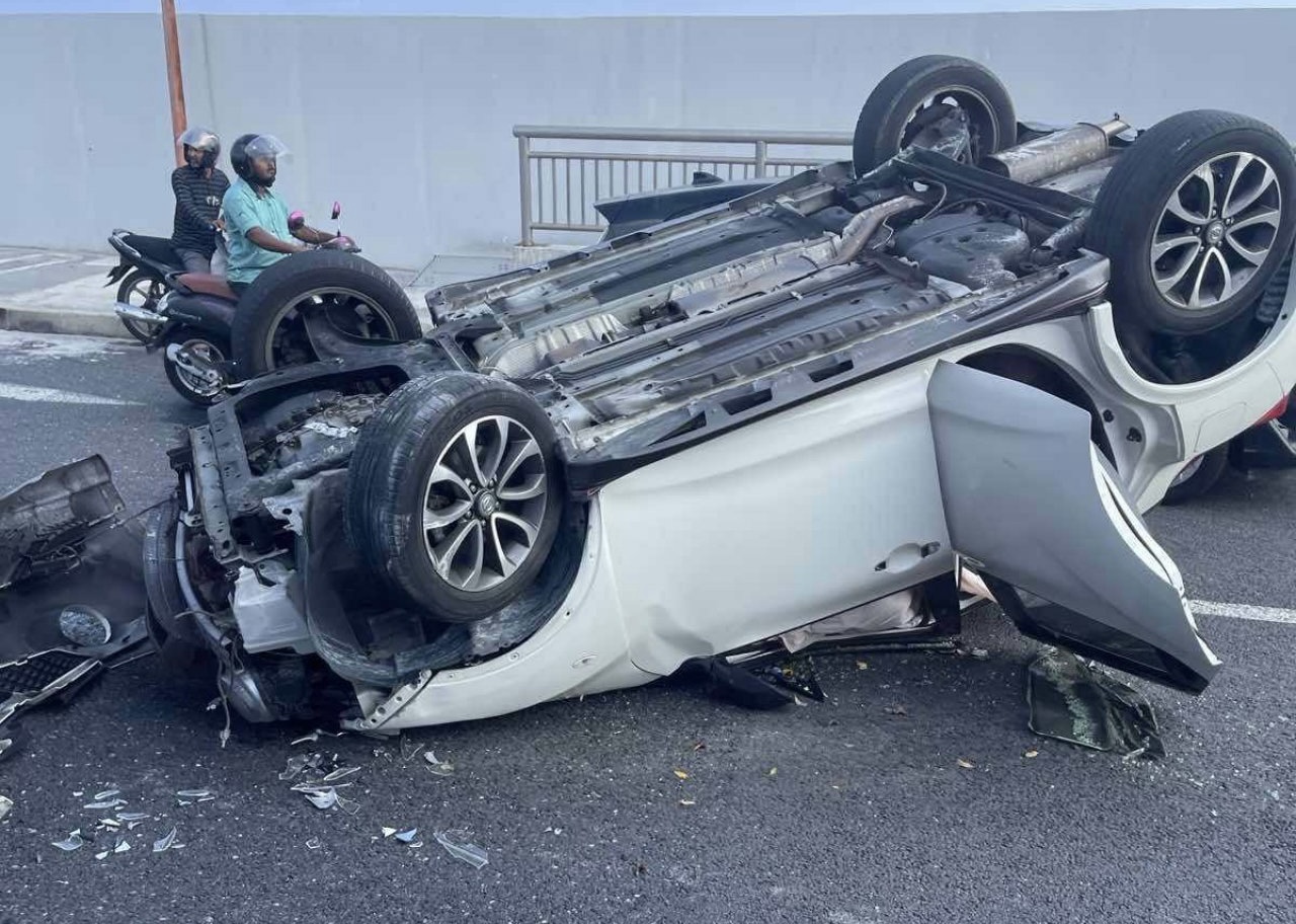 ބްރިޖުން ދަތުރުކުރި ކާރެއް ފުރޮޅާލައިފި