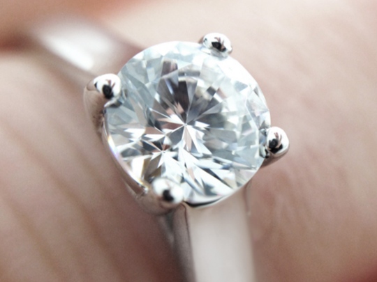 ގެއްލުނު އަގޮބޮޑު އަނގޮޓިއެއް ހޯދައި 6 ގަޑިއިރު ތެރޭގައި ހަވާލުކޮށްފި