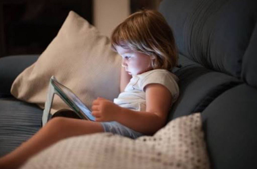 ކުޑަކުދިންގެ ސްކްރީން ޓައިމް މަދުކުރަން ޖެހޭ ސަބަބުތައް