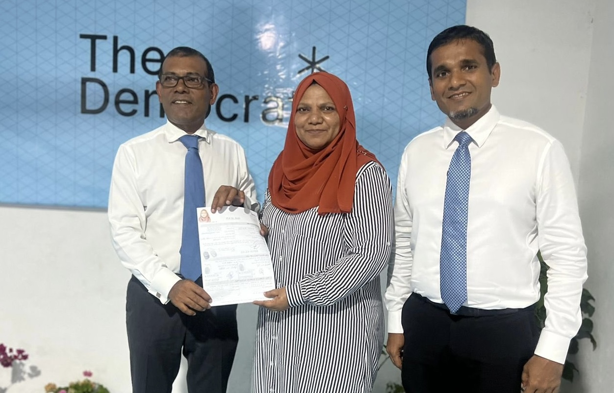 އައްޑޫސިޓީ މަރަދޫފޭދޫ ކައުންސިލަރު ޚާލިދާ ޑިމޮކްރެޓްސް އަށް ސޮއިކޮށްފި