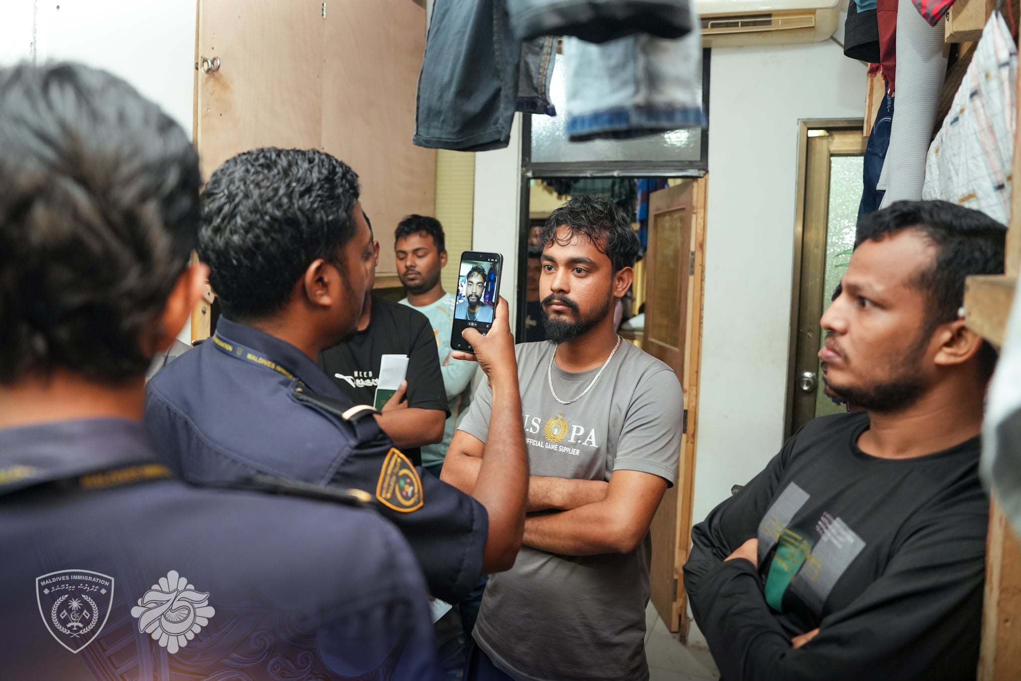 ޤަވާއިދާ ޚިލާފަށް އުޅޭ ބިދޭސީން ހުއްޓުވުން: އިއްޔެވެސް 6 މީހުން އަތުލައިގެންފި