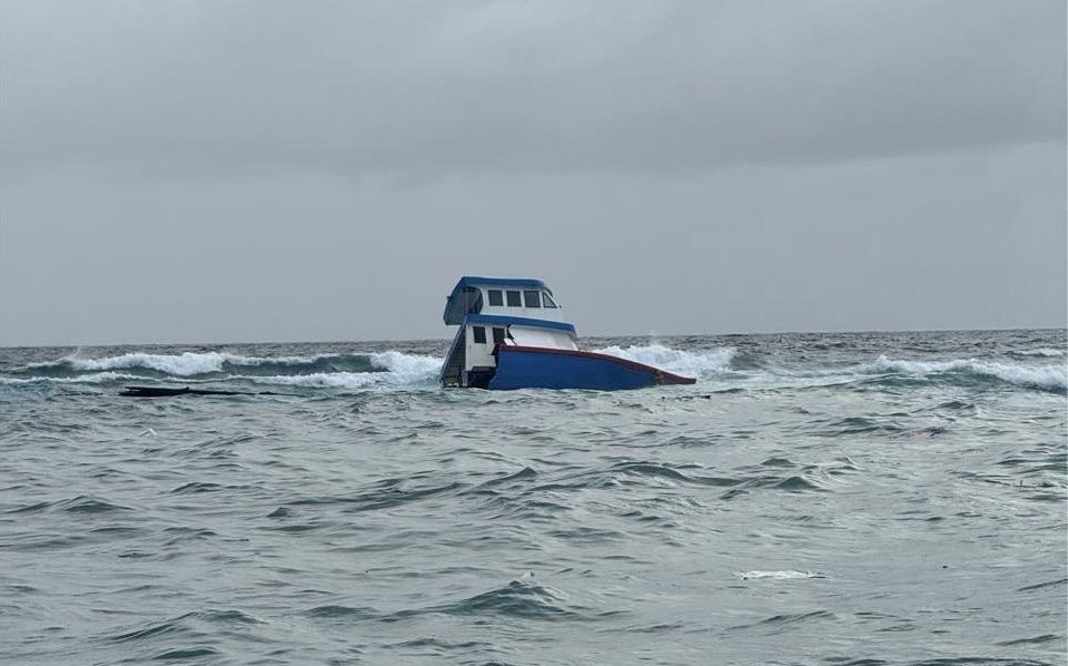 ފަރަށް އެރި ދޯންޏަކުން ދަތުރުކުރި 3 މީހުން ސަލާމަތް ކޮށްފި