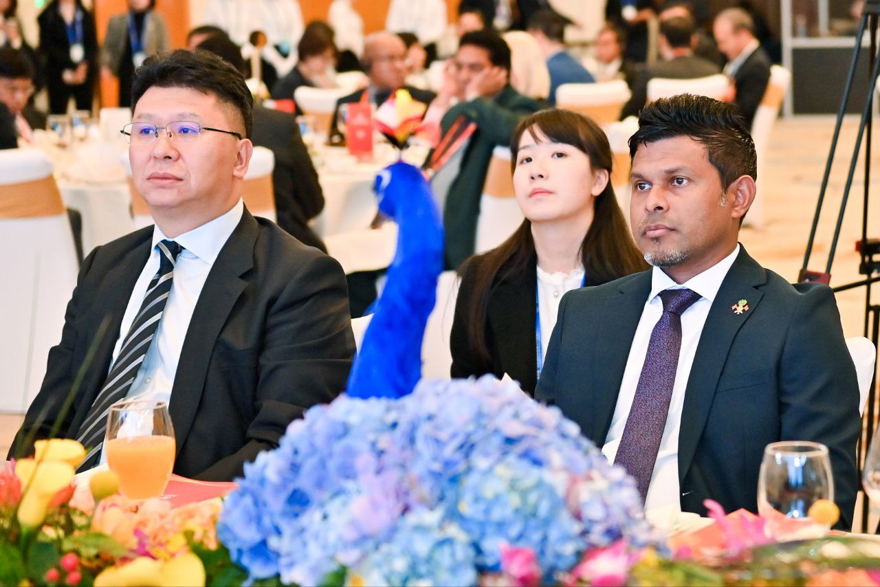 ޗައިނާގައި ކުރިއަށްދާ އިސްވެރިންގެ ފޯރަމްގެ ބައިވެރިންނަށް ހާއްސަ ޖާފަތެއް