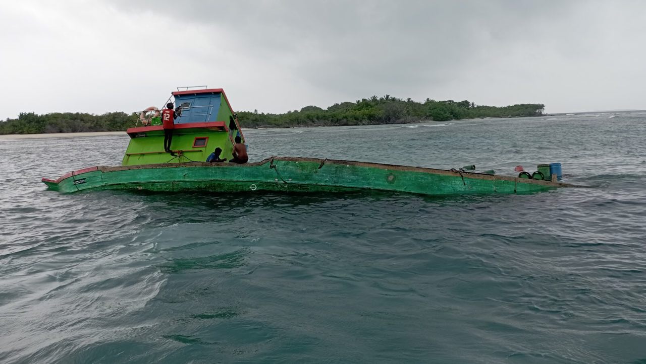 4 މީހުންނާއެކު ދަތުރުކުރަމުންދިޔަ ދޯންޏެއް އަޑިޔަށް ހިނގައްޖެ