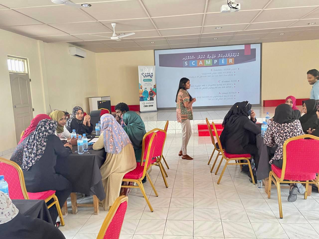 ދެމެހެއްޓެނިވި ވިޔަފާރީގައި އަންހެނުން، ޕްރޮގްރާމް ފަށައިފި