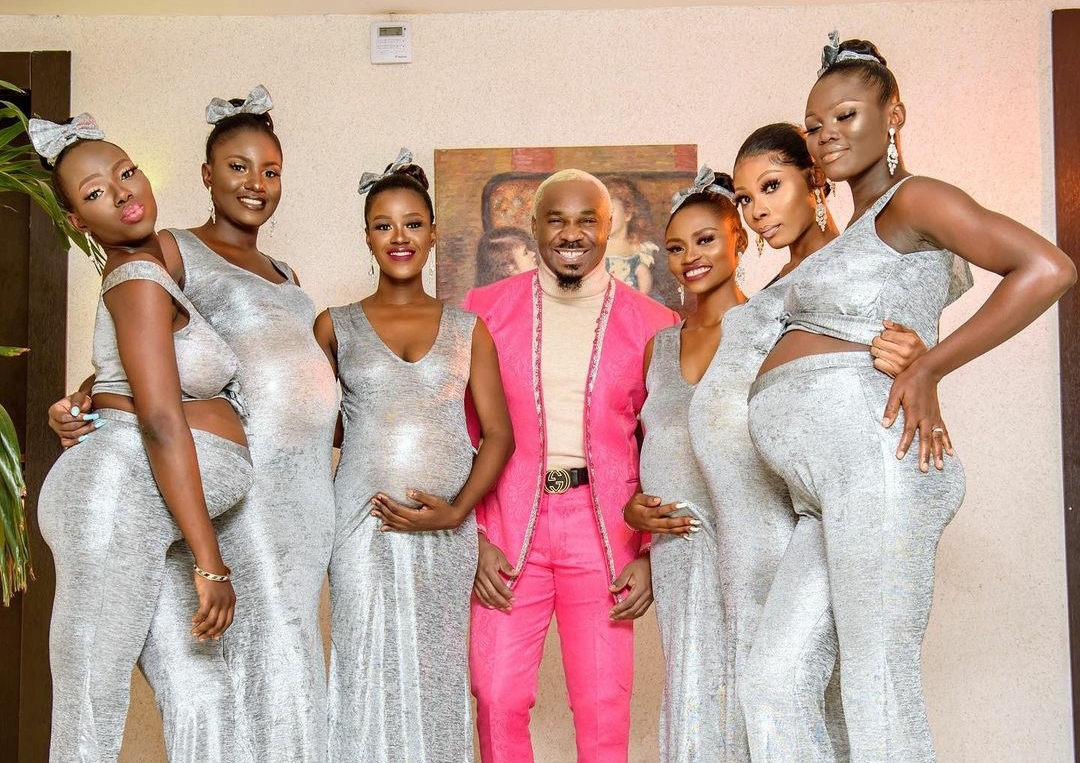 ޕްރިޓީ މައިކް އާއެކު އޭނާގެ ދަރިންގެ މަންމައިން.