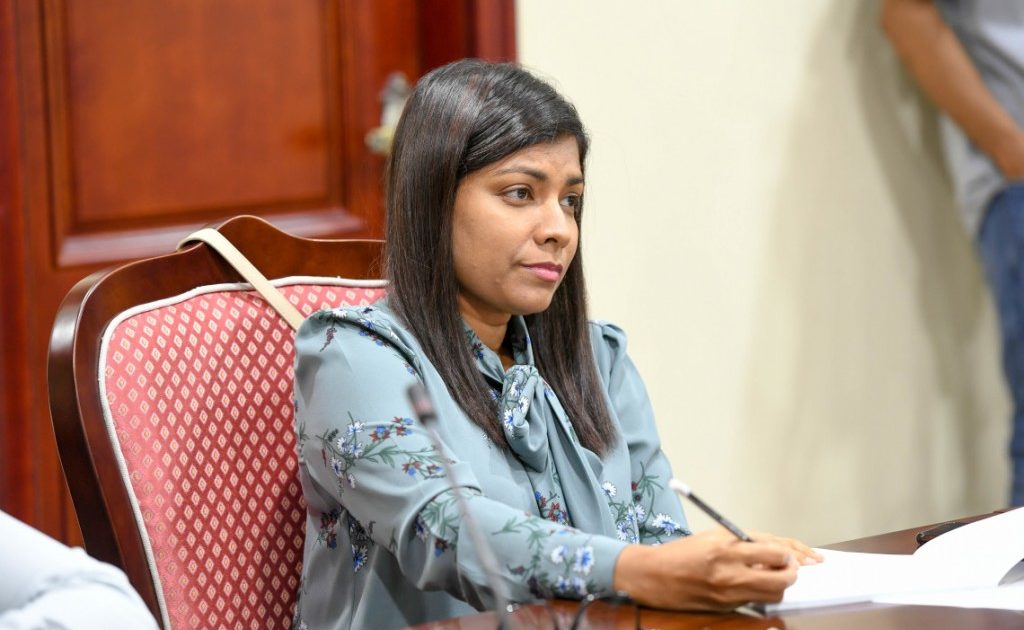 ރޮޒައިނާ ބޮންޑެއަށް: ބޯހަމަޖެހޭ މީހެއްތޯ މީހުން އެބަ އަހާ