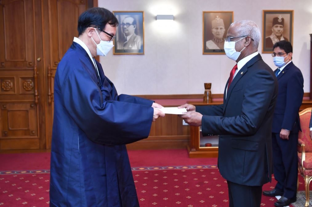 ދެކުނު ކޮރެއާގެ ސަފީރު, ރައީސަށް ފަތްކޮޅު އަރުވައިފި