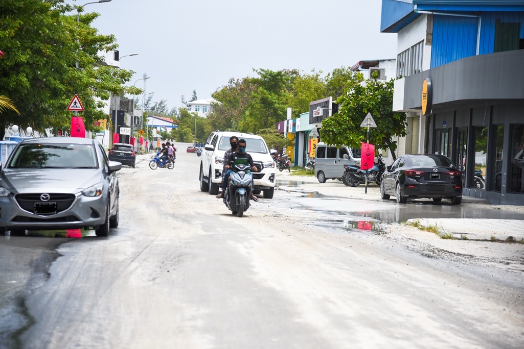 އައްޑޫ ހިތަދޫގައި ގަވާއިދާ ޚިލާފަށް ޕާކުކޮށްފައިވާ އުޅަނދުތަކުގެ ނަންބަރުތައް ހާމަކޮށް އެތަކެތި ނަގަން އަންގައިފި