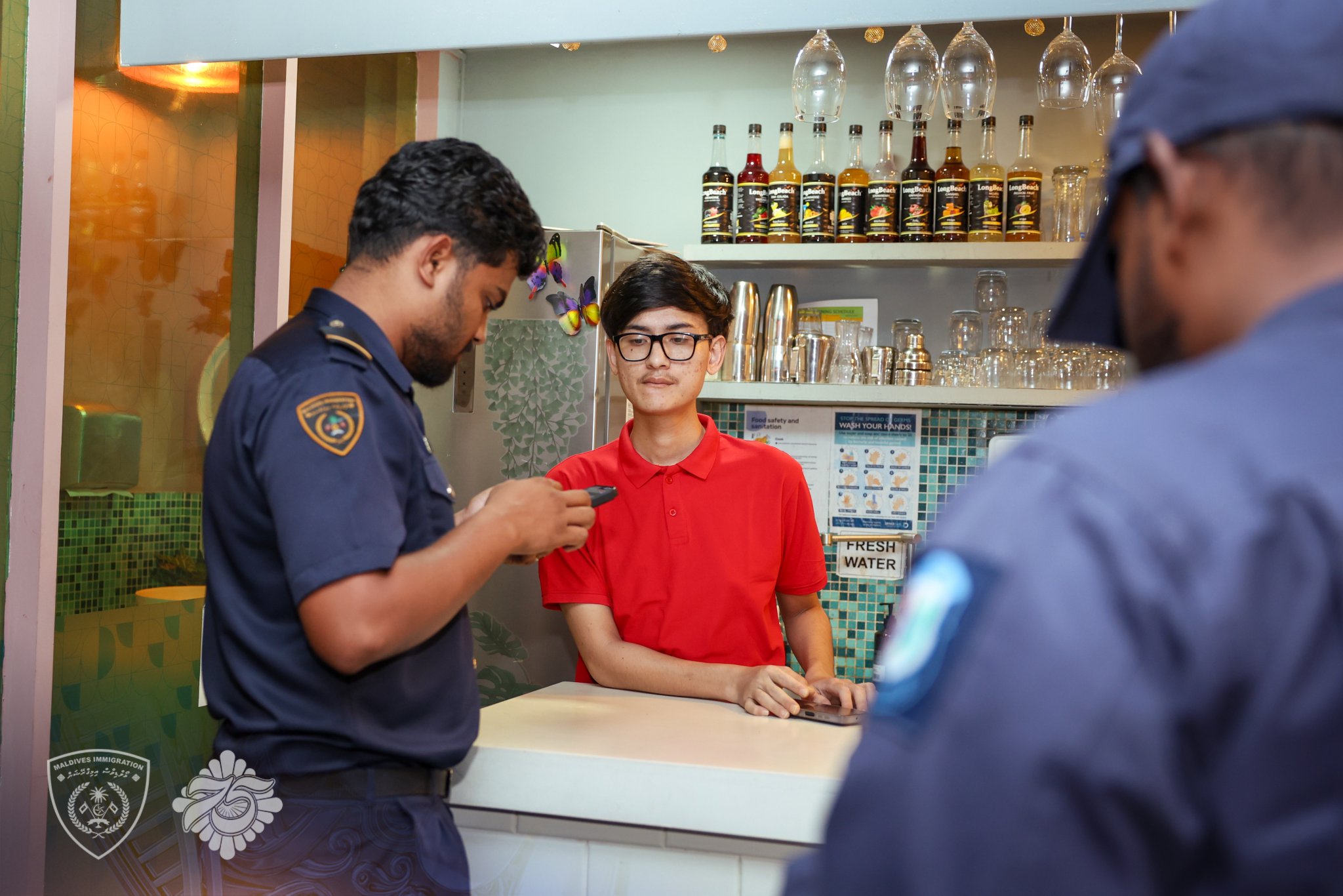 ކެފޭތަކެއް ބަލައި ފާސްކޮށް 7 ބިދޭސީން އަތުލައިގެންފި