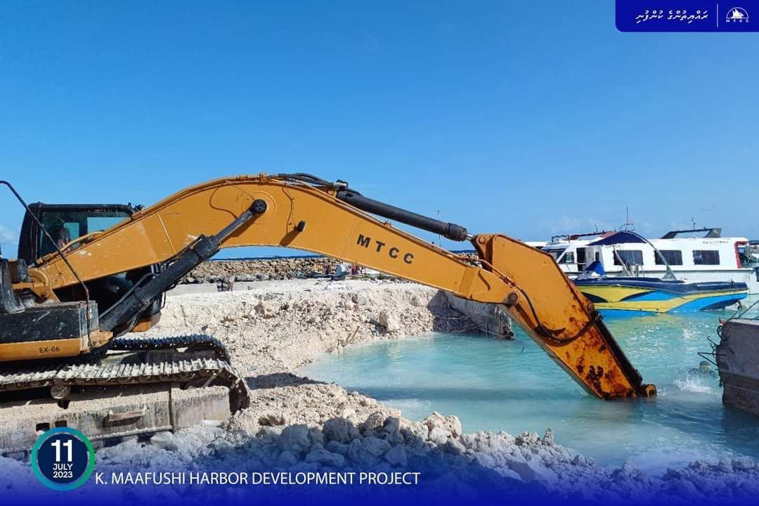 މާފުށީ ބަނދަރު: އެއްގަމުތޮށިލުމަށް ބޭނުންވާ ކޮންކްރީޓްގައު އެތުރުމުގެ މަސައްކަތް ފަށައިފި