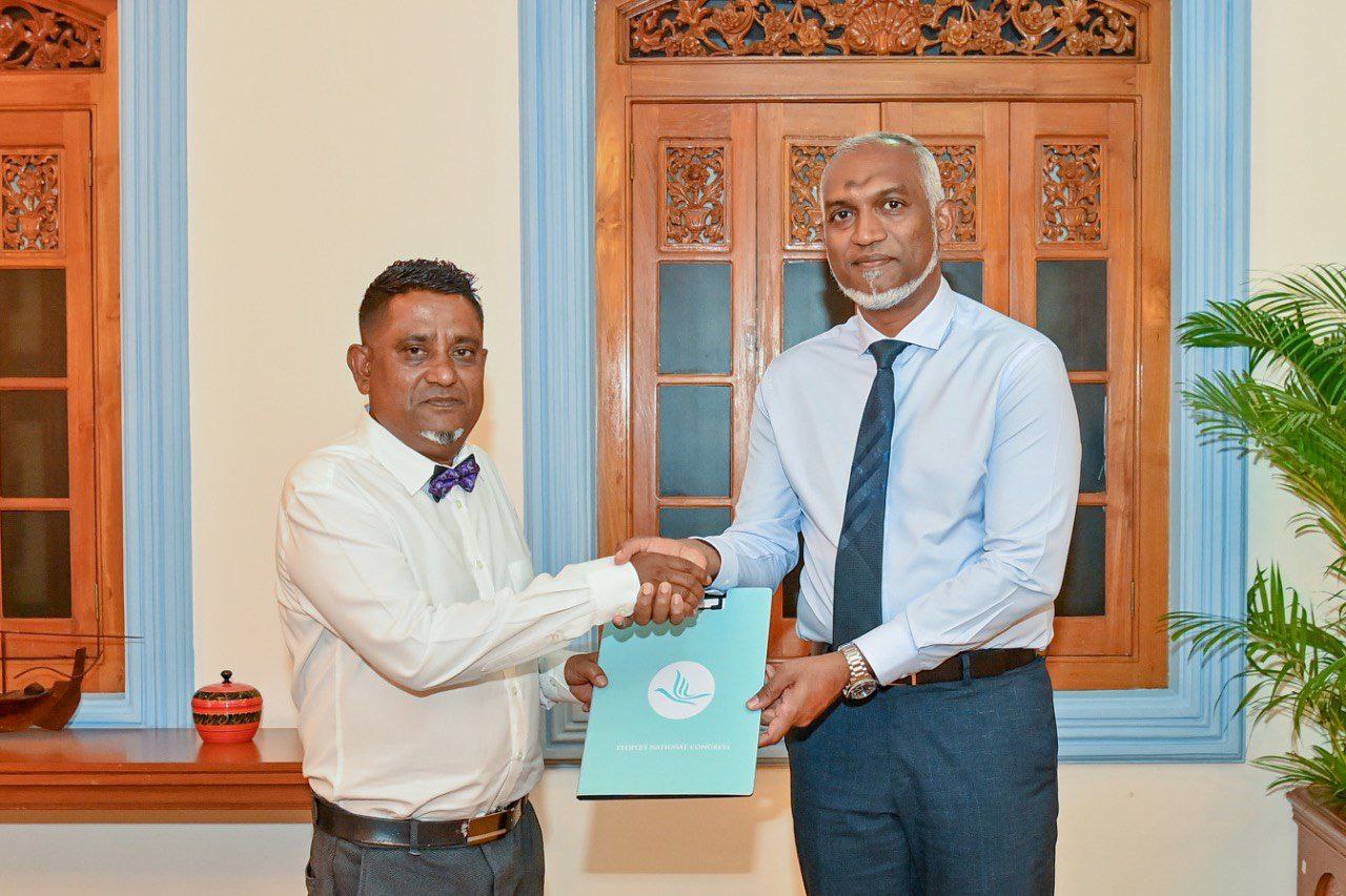 ނައިފަރު ދާއިރާއަށް އަމިއްލަ ގޮތުން އިންތިޚާބުވި ޔާސީން ޕީއެންސީއަށް ސޮއިކޮށްފި