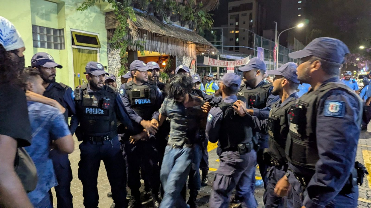 ޒުވާނުންގެ މުޒާހަރާއިން ހައްޔަރުކުރި މީހުންގެ ބަންދަށް ތިން ދުވަސް