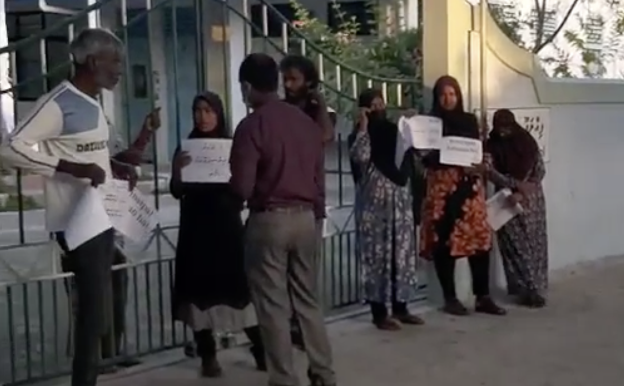 ފިއްލަދޫ ސްކޫލްގައި ޕްރިންސިޕަލަކު ނެތުމުން ބެލެނިވެރިން އިޙުތިޖާޖު ކޮށްފި