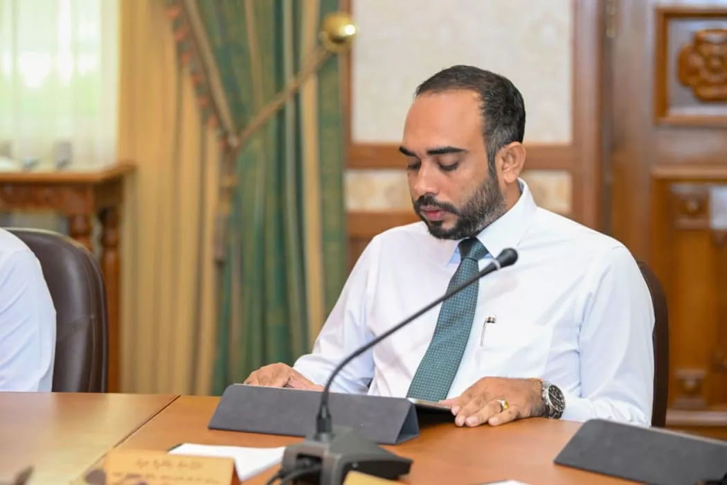 ފުޓުބޯޅަ ކުޅެން އުޅެނިކޮށް މިނިސްޓަރު އަސްވާޑަށް އަނިޔާވެ ފަރުވާ ދެނީ