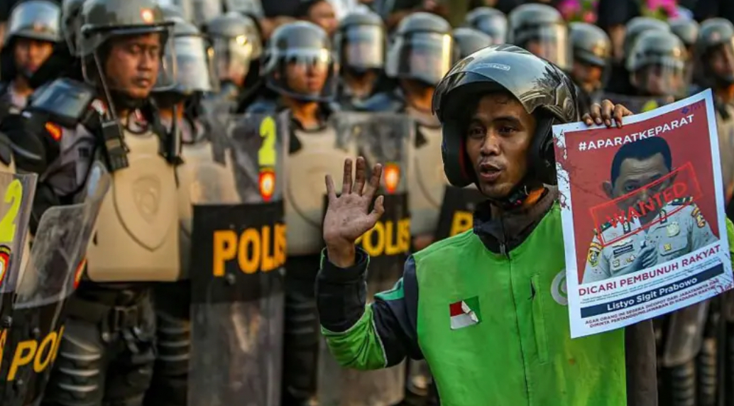 ޕްރެޝަރު ބޮޑުވެ އިންޑޮނޭޝިއާ ސަރުކާރުގެ ބައެއް އިނާޔަތްތައް ކަނޑާލަން ނިންމައިފި؛ މުޒާހަރާތަކަށް ބަދަލެއް ނާދޭ