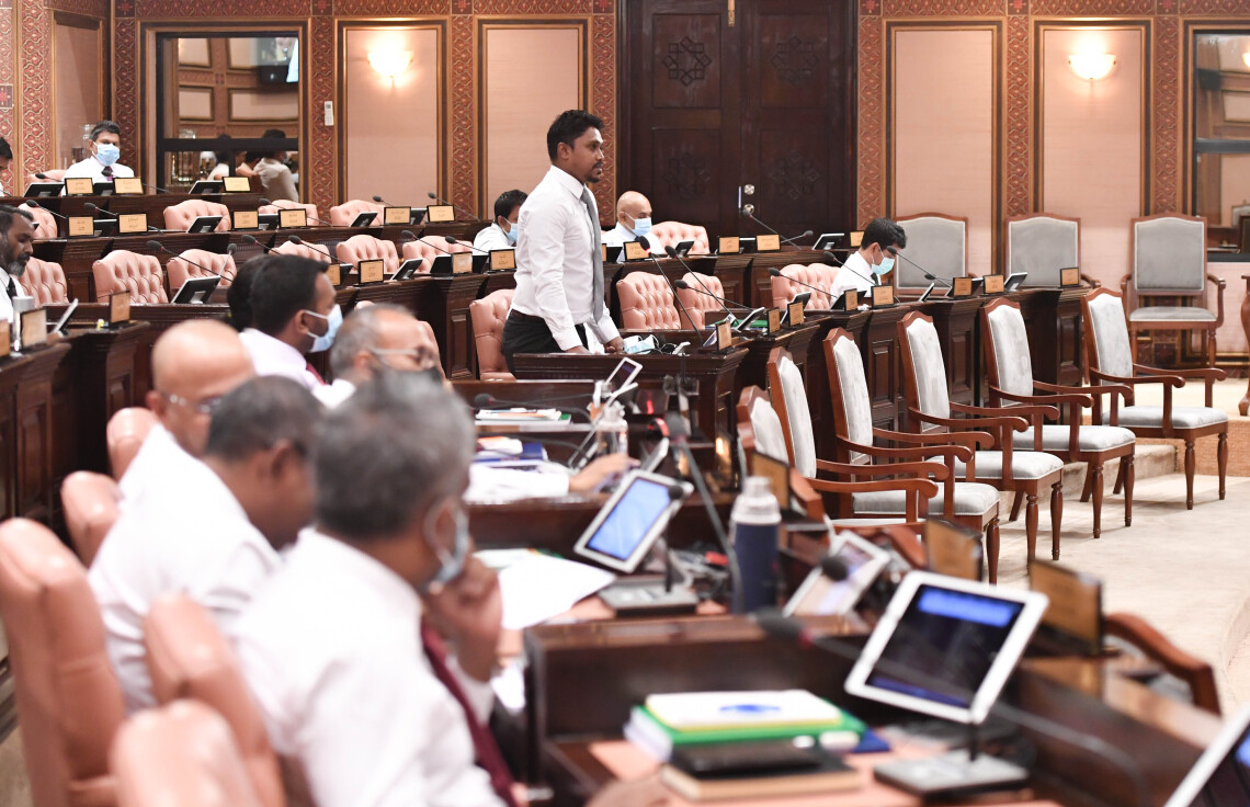 ޚިޔާނާތުގެ ފައިސާ ލިބުނު މީހުން މަގާމްތަކުން ވަކިކުރުމަށް ފާސްކޮށްފި