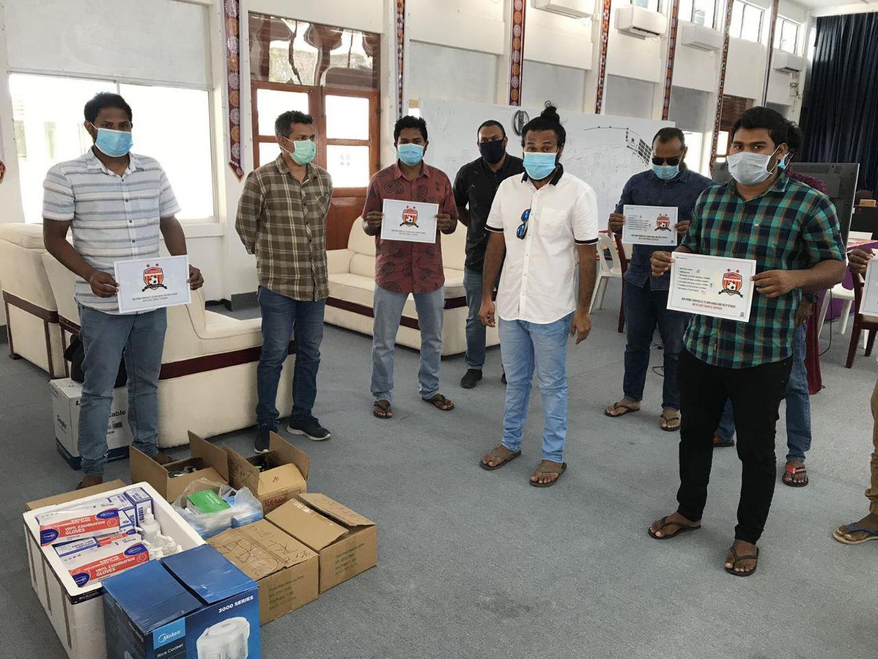 އެފްސީ ޒެފިއަރ އިން އައްޑޫ ސިޓީ ކައުންސިލަށް ގިނަ އަދަދެއްގެ ޞިއްޙީ ސާމާނު ހަދިޔާކޮށްފި