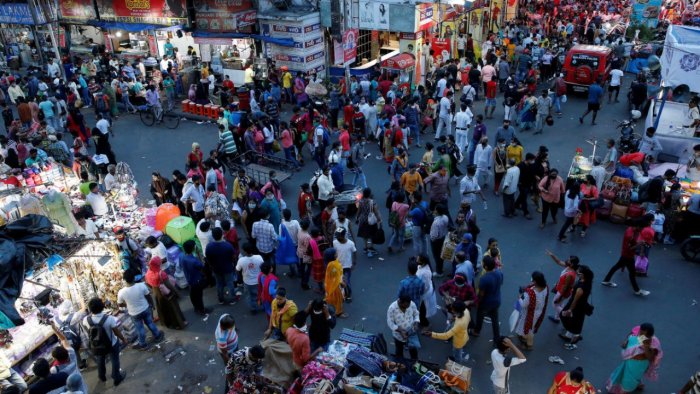 People throng a market to shop ahead of Durga Puja festival, amidst the spread of the coronavirus disease, in Kolkata. Photo: Reuters.