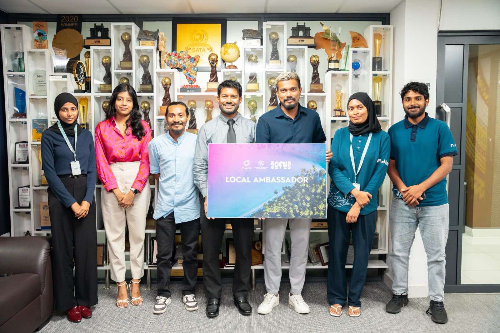 ވިޒިޓް މޯލްޑިވްސްގެ ފުރަތަމަ ލޯކަލް އެމްބެސެޑަރަކަށް ޓޫ އޮފް އަސް