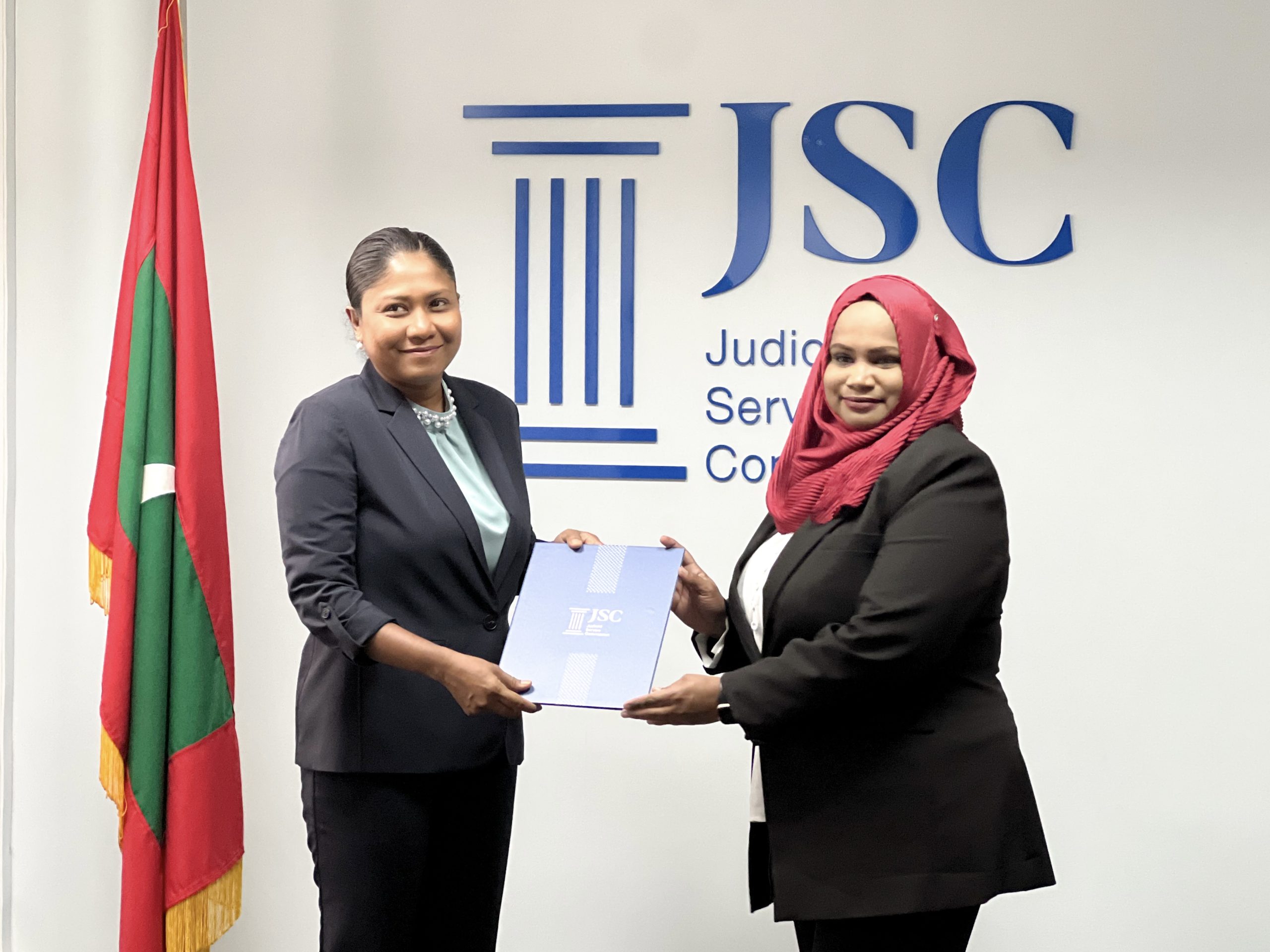 ހައިކޯޓުގެ އިސް ފަނޑިޔާރާއި ސިވިލް ކޯޓުގެ އިސް ޤާޟީއަށް ފަތްކޮޅު އަރުވައިފި