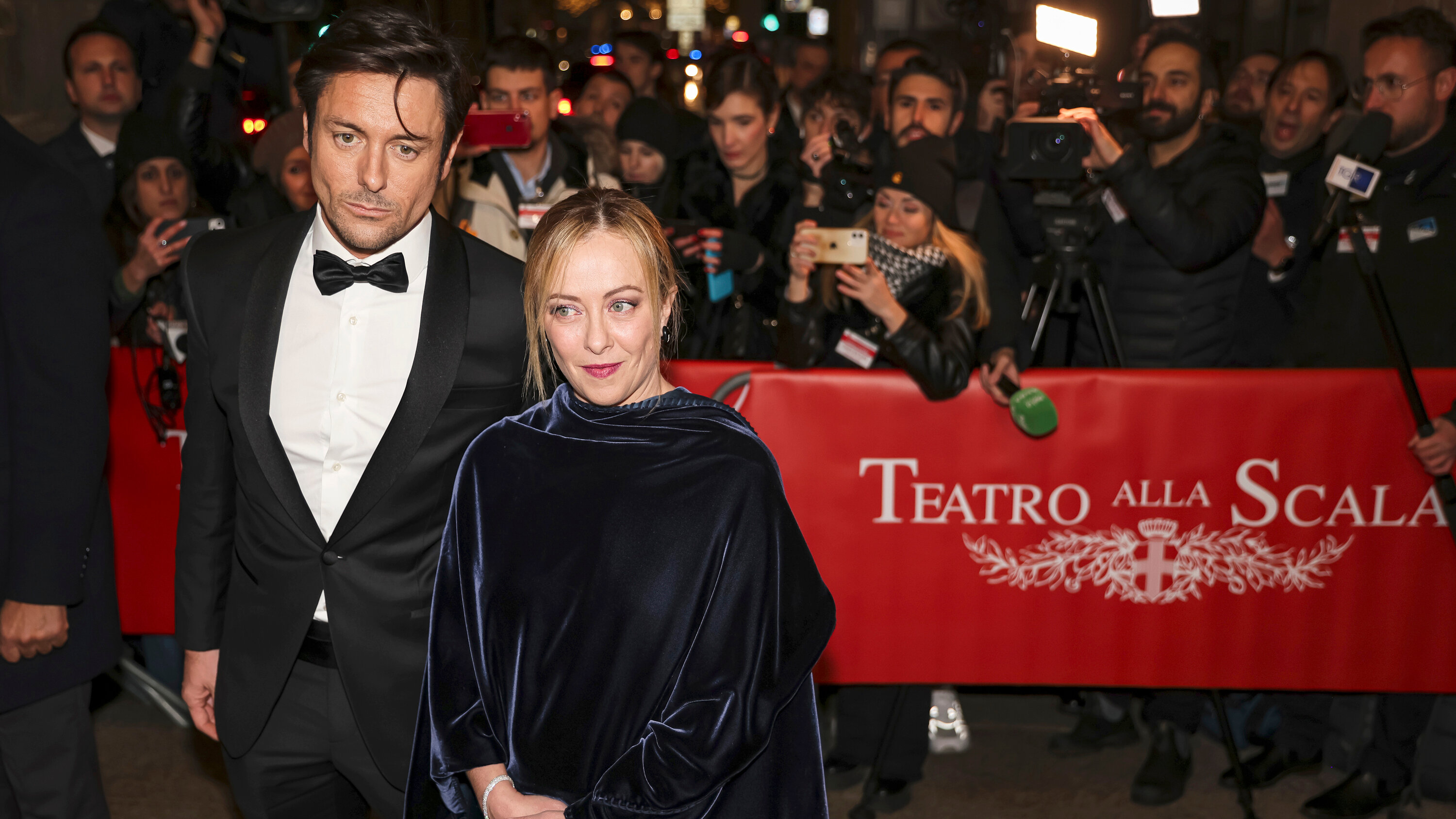 ބޭއަދަބީ އަމަލެއް ހިންގި ލޯބިވެރިޔާއާއި އިޓަލީގެ ބޮޑުވަޒީރު ރުޅިވެއްޖެ