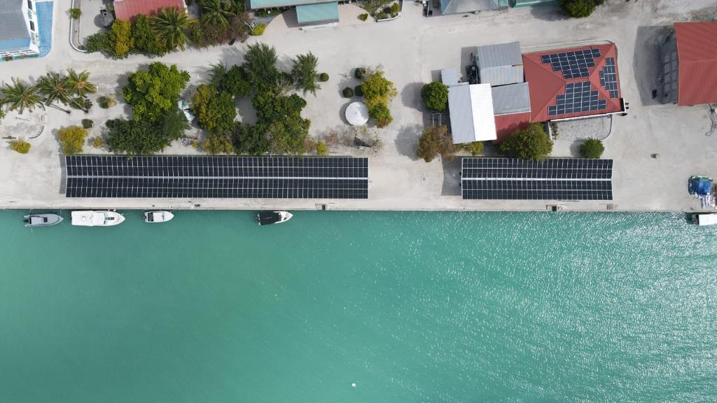 ފެނަކައިން ވޭމަންޑޫ ބަނދަރުގައި ސޯލާ ޕެނަލް ހަރުކޮށްފި