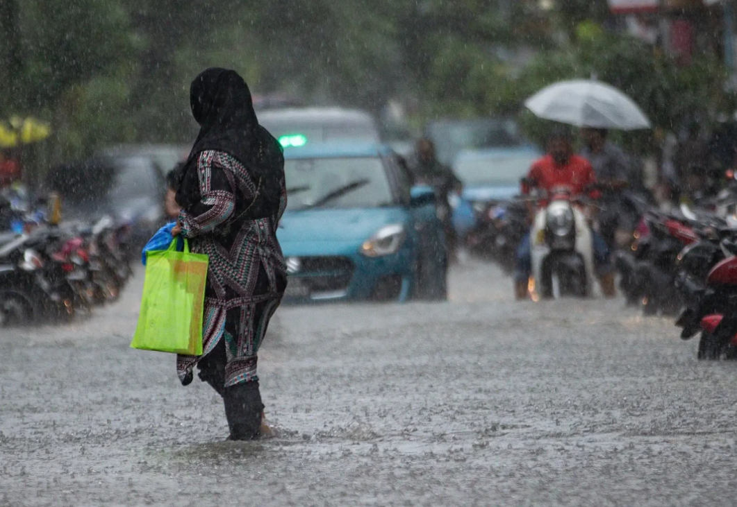 މޫސުން ގޯސްވެ މަގުގައި ފެންބޮޑުވެފައި