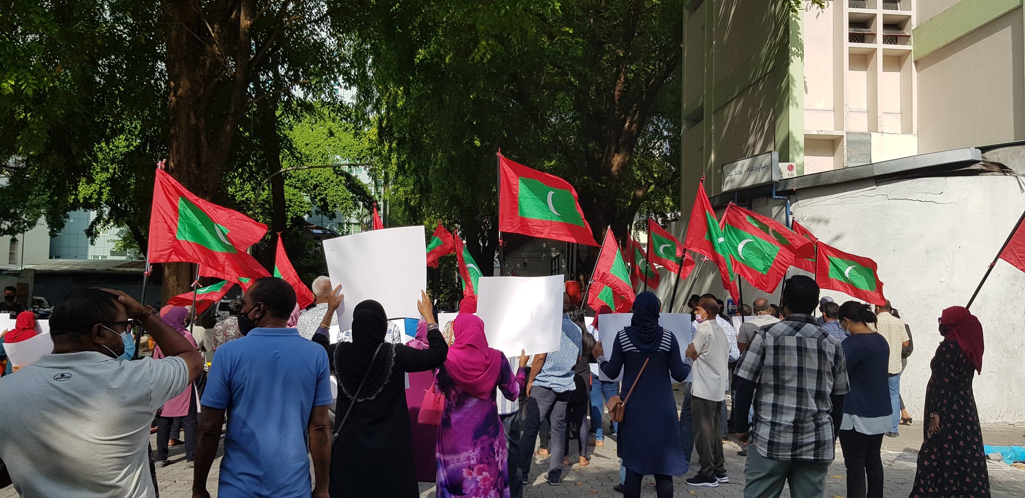 ރައީސް ރިޔާސީ ބަޔާން އިއްވަނީ؛ އިދިކޮޅުން މަޖިލިސް ދޮށުގައި މުޒާހަރާ ކުރަނީ