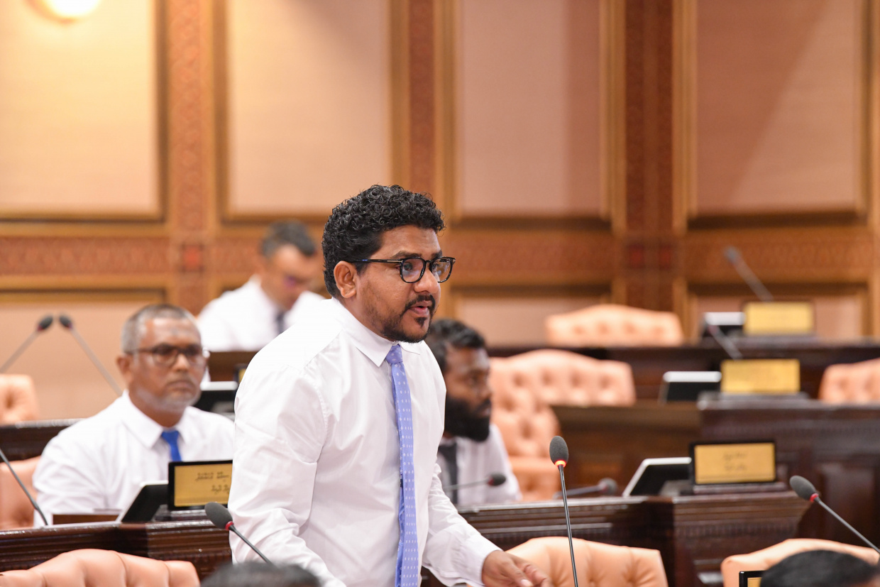 ރައީސް ބޭނުންވާ ގޮތަށް ޤާނޫނުތަކާއި ނިޒާމު ބަދަލުކުރަން ކުރާ މަސައްކަތް ހުއްޓާލަންޖެހޭ: މައުރޫފް