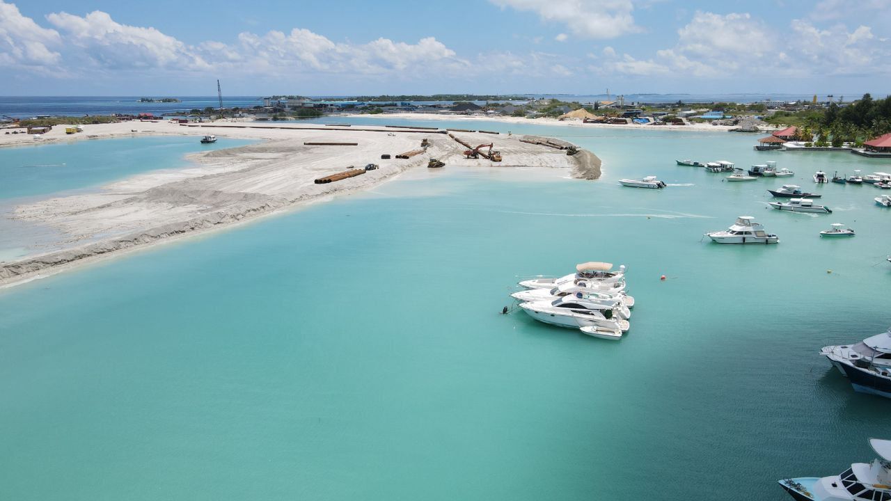 ހުޅުމާލޭ 3 ވަނަ ފިޔަވަހީގެ ބިން ހިއްކާ ސަރަހައްދުގައި އަޅާފައިވާ އުޅަނދުތައް ނެގުމުގެ މަސައްކަތް ފަށައިފި