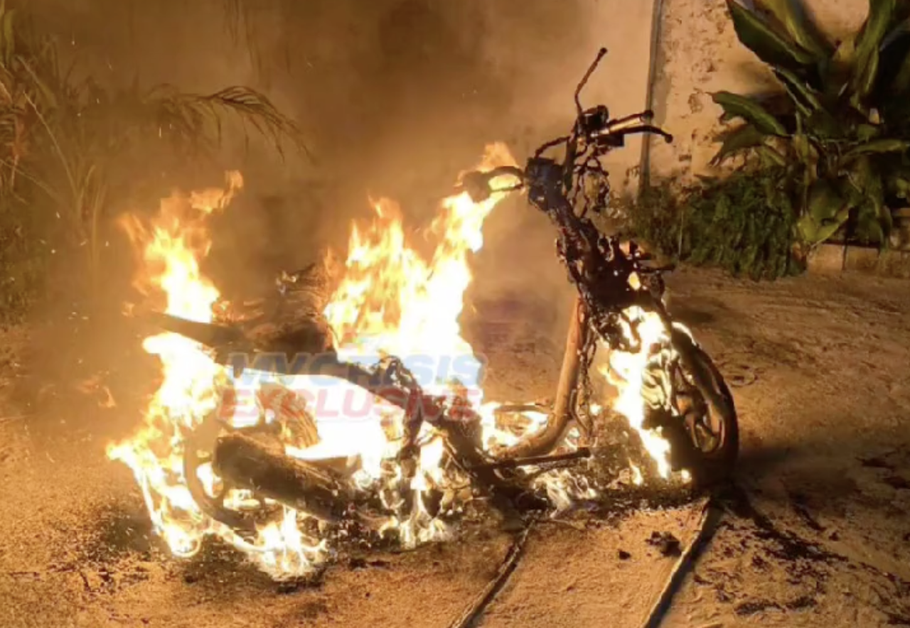 އިންޒާރު ދިނުމަށްފަހު ފުލުހެއްގެ ސައިކަލުގައި ރޯކޮށްލައިފި