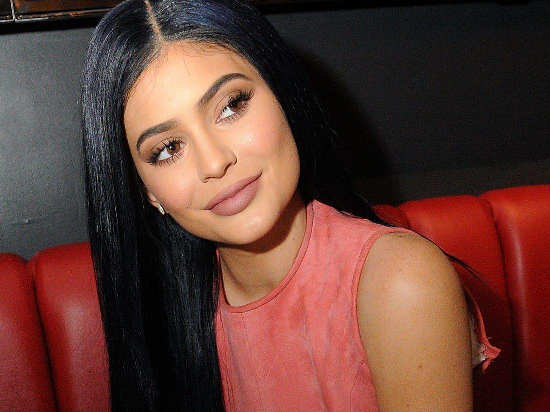 ކައިލީ ޖެނާ ކެލިފޯރނިއާގެ ހޮސްޕިޓަލްތަކަށް ހޭންޑް ސެނިޓައިޒާ ހަދިޔާކުރަނީ