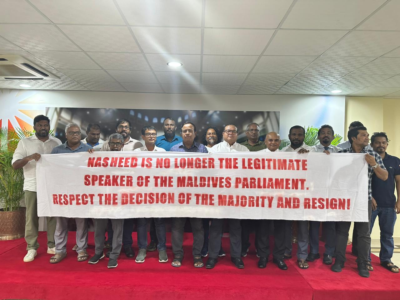 މަޖިލީހުގެ ޖަލްސާއެއް މާދަމާ ބާއްވައިދިނުމަށް އެމްޑީޕީން އެދިއްޖެ; މެންބަރުން އިޙްތިޖާޖުގައި