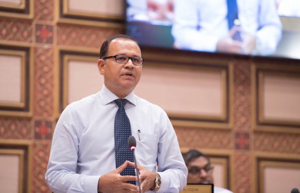 އާދަމް ޝަރީފުގެ ސުވާލެއް: ވަޒީރުންނަށް ކަންކަން ނުކުރެވެނީ ކޮންފަރާތަކުން އިރުޝާދު ދޭތީތޯ؟