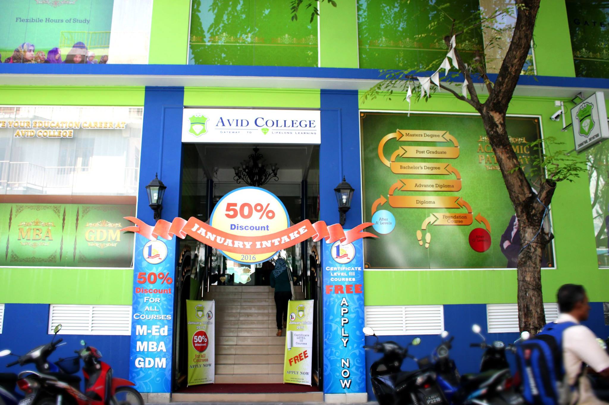 އެމްކިއުއޭއިން އެވިޑް ކޮލެޖަށް އެޅި ފިޔަވަޅުތައް އުވާލައިފި