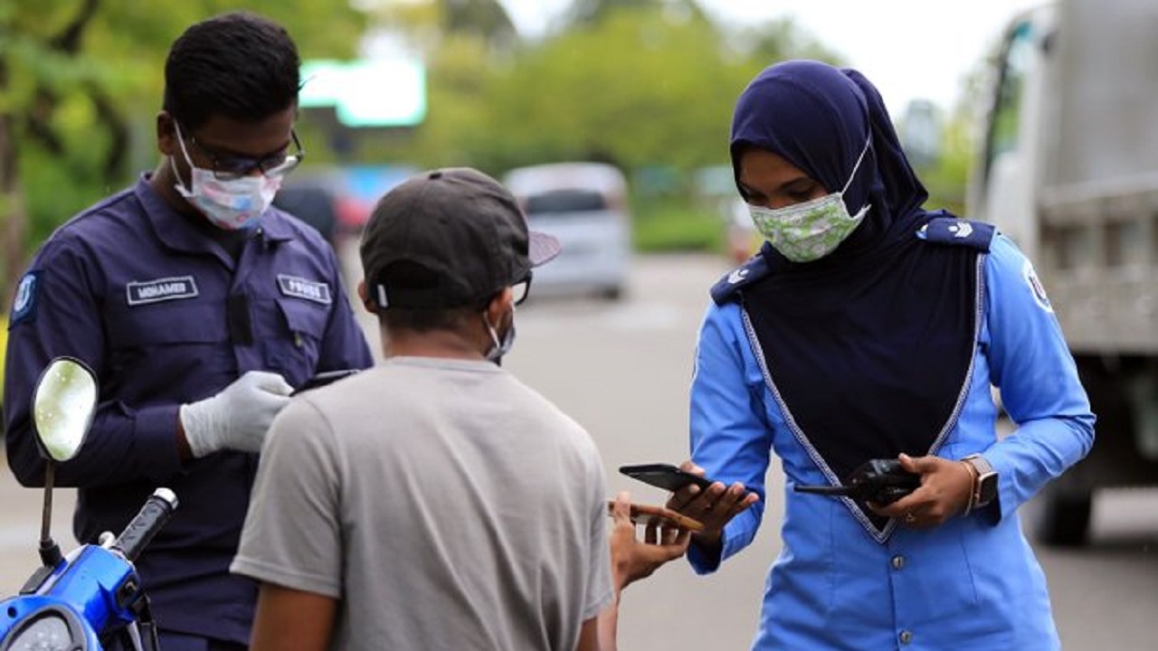 ކޯވިޑް-19: މާލޭގައި މާސްކު ނާޅާ އުޅުނު 151 މީހަކު ޖޫރިމަނާ ކޮށްފި