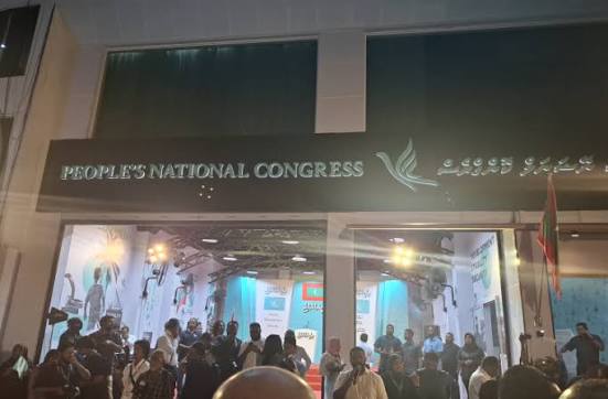 ޕީއެންސީގެ މައި އޮފީސް ހެދީ ގަވާއިދާ ހިލާފަށް: ގޯތީގެ ވެރިފަރާތް ބޮޑު އަދަދަކުން ޖޫރިމަނާކޮށްފި