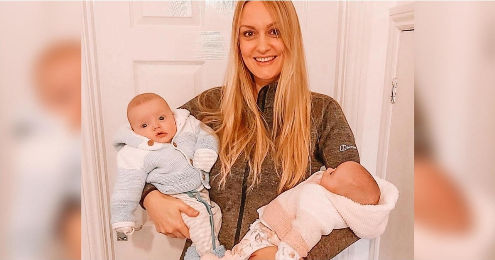 ރިބެއްކާ، އޭނާގެ އެއްމާބަނޑު ދެކުދިންނާއެކު.