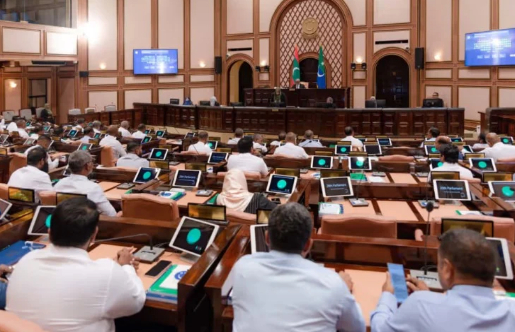 ދާއިމީ ބަލި މީހުންގެ އުމުރަށް ބެލުމެއްނެތި ޕެންޝަންގެ ފައިސާ އަވަހަށް ލިބޭގޮތް ހެދުމަށް އިސްލާހެއް