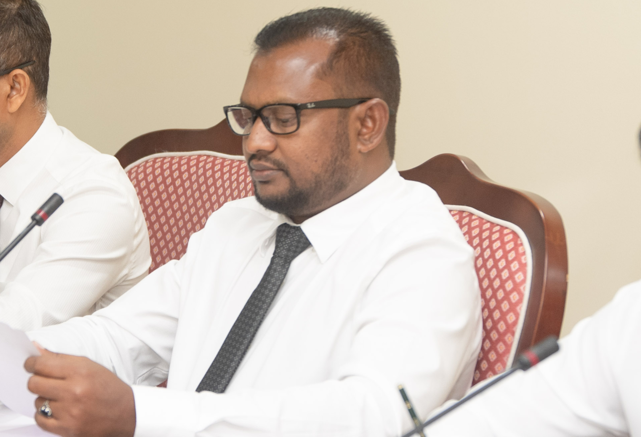 އެމްޑީޕީ ސަރުކާރުން ޕާޓީ ކުދިންނަށް ހިލޭ ގޯތިބަހާލީ މަގުމެދުންނާއި ގޭގޭގެ ގިފިލި ތެރެއިން: އާޒިމް