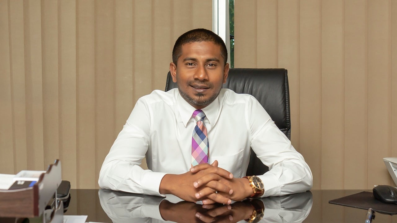 އަބަދު އަނގަބަންދު ކޮށްގެން ނުހުންނަވާނެކަމަށް ވިދާޅުވެ އަމިއްލަ ދިފާޢުގައި މަހްލޫފް ނުކުމެވަޑައިގެންފި