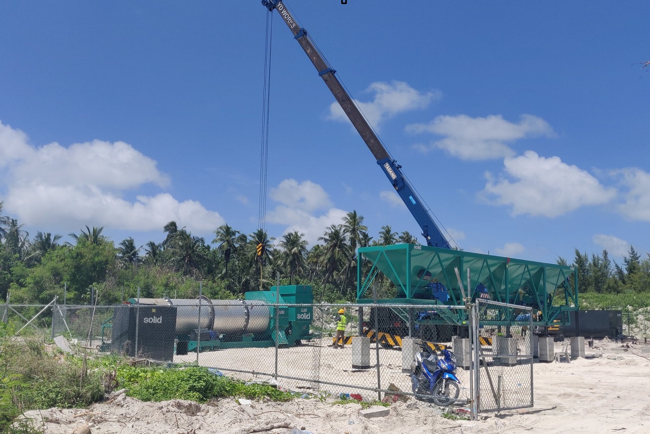 އަމީނީ މަގުގައި ތާރު އަޅަން ބޭނުންކުރާ މެޝިނު ހުޅުމާލޭގައި ބަހައްޓައިފި